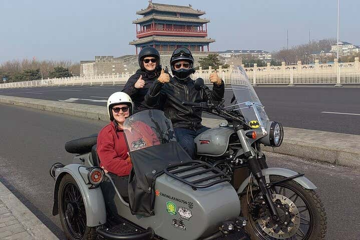 Disfrutando del tour por Pekín en moto con sidecar