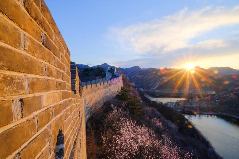 La Gran Muralla con la puesta de sol de fondo